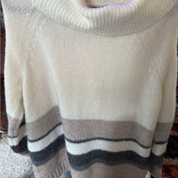 Lane Bryant nwt size 18/20 cowl neck n
Sweater super soft - Picture 2 of 3